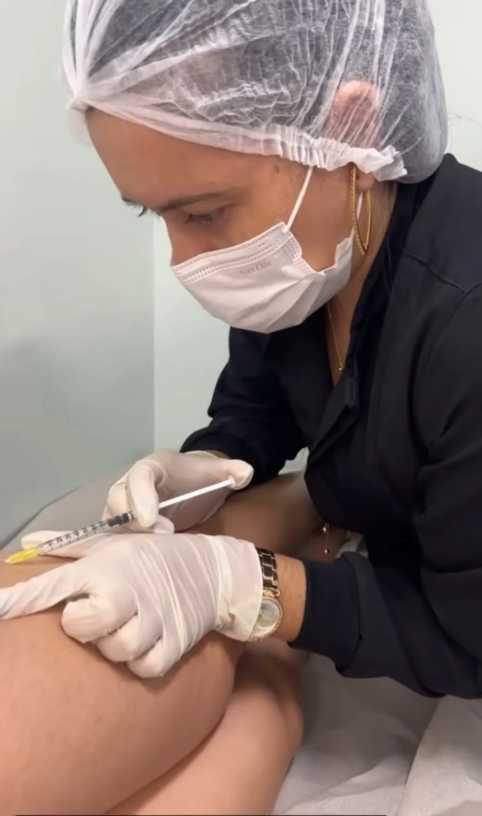 Dra. Paoline Loures durante um atendimento